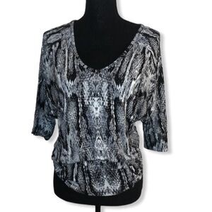 Apt. 9 Snakeskin T-Shirt V Neck Pull Over Shirt Black and White Size Small